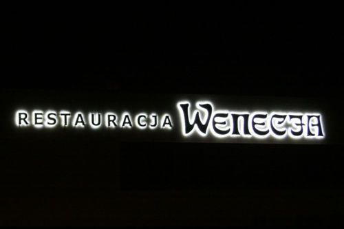 Litery świetlne z efektem halo (świecącej poświaty) dla Restauracji Wenecja z Żor